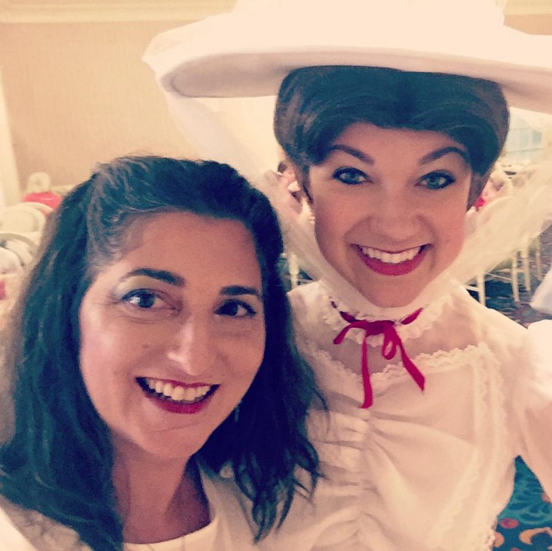 Fabiana sorrindo ao lado de uma personagem fantasiada na Disney