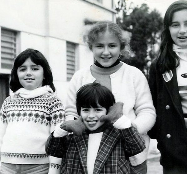Foto antiga em preto e branco de Fabiana criança com as irmãs e uma prima